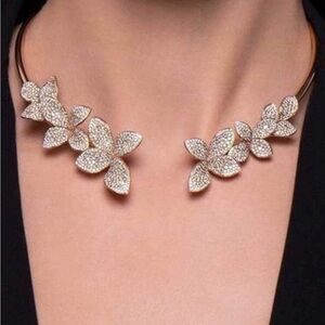 Elegant Gold Floral Necklace